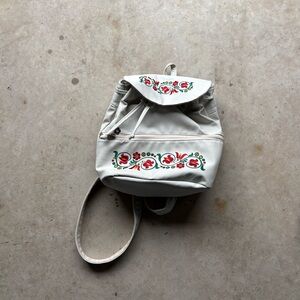 Szervető Cream leather backpack with floral embroidery